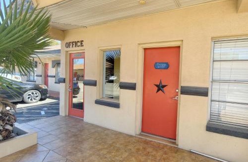 Elgin Hotel | Sunset Lodge Elgin near US 290 by Hotel O