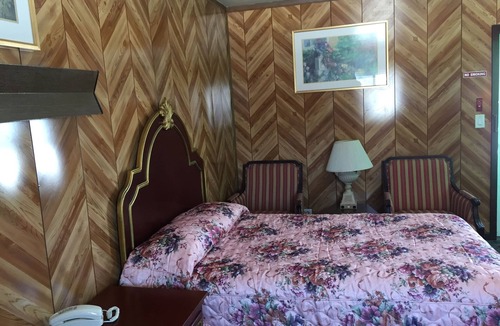 Lake Bluff Hotel | Sunset Motel
