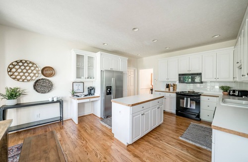 Forest House | Sunset Mountain Views, Spacious, and Close to it All