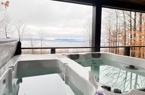 East Haven  Rutland County House | Sunset Notch- Hot tub, Cold Plunge, Hiking, Views!