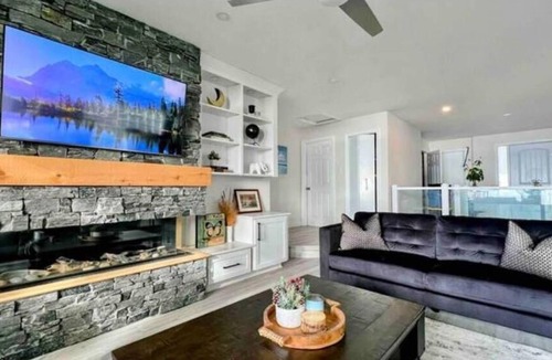 Orillia House | Sunset On The Point Waterfront Family Cottage