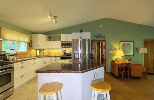 Bluewater Cottage | Sunset Paradise, Lake View, King Bed