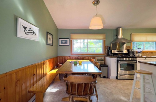 Bluewater Cottage | Sunset Paradise, Lake View, King Bed