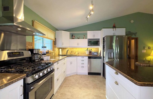 Bluewater Cottage | Sunset Paradise, Lake View, King Bed