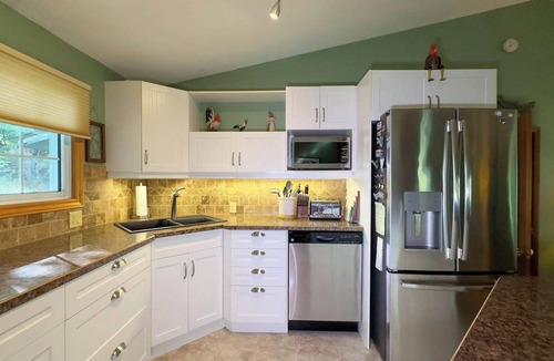 Bluewater Cottage | Sunset Paradise, Lake View, King Bed