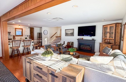 Pilot Knob House | Sunset Point- Cozy waterfront home that can sleep up to 6.