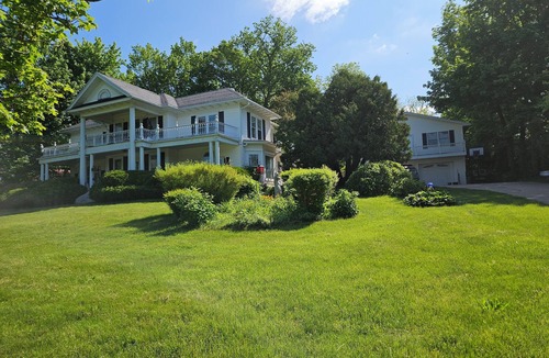Albany Apartment | Sunset retreat 2 bedroomnOverlooking river and sunsetsnpool and hottub. Remodel