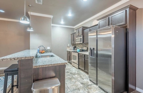 Odessa House | Sunset Retreat, Clean Modern 3BR, Garage, Near 191