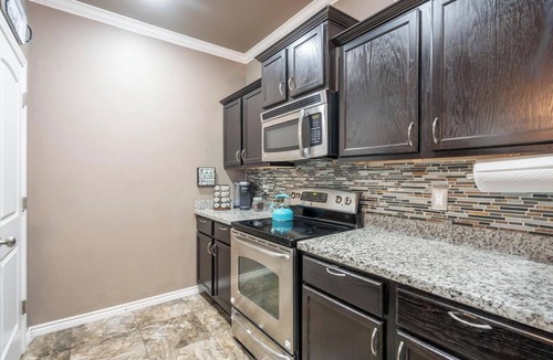Odessa House | Sunset Retreat, Clean Modern 3BR, Garage, Near 191