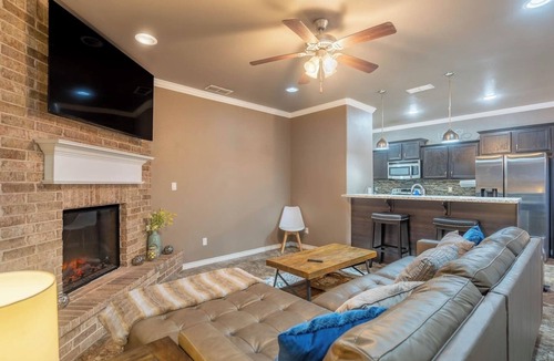 Odessa House | Sunset Retreat, Clean Modern 3BR, Garage, Near 191
