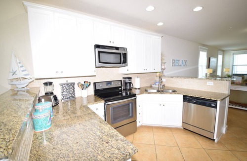 Galveston Condo | Sunset Retreat is an amazing waterfront condo on Galveston Bay in Pointe West!