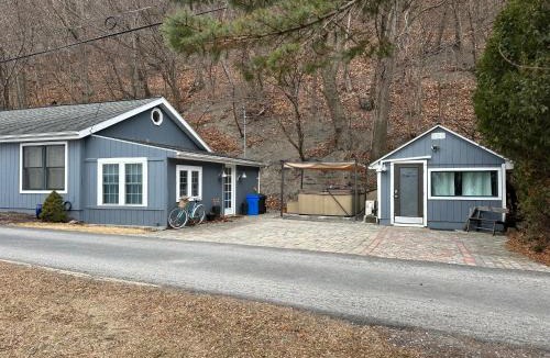 Town of Ledyard House | Sunset Retreat