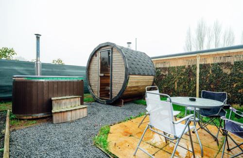 Ombersley House | Sunset Retreats The Leaf