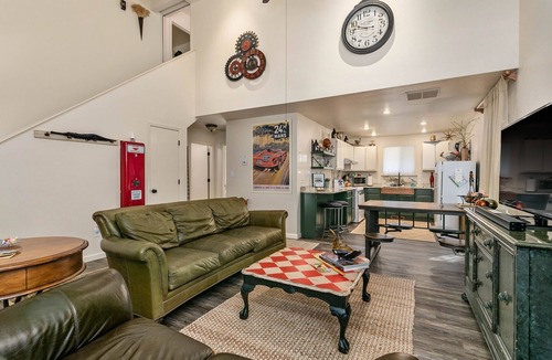 Sunset House | Sunset Retro Ride 2BR + Bikes