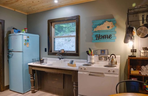 Irvine Cabin | Sunset Ridge Cabin – Hilltop Sunset Views Near Red River Gorge