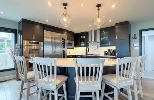 Zurich Cottage | Sunset Ridge, Lakefront, King bed