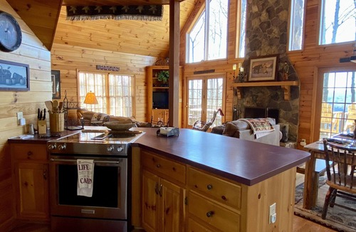 Ferguson Cabin | Sunset Ridge-Log Cabin,Views,Deck,Trails
