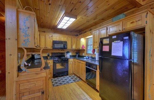 Ellijay Cabin | Sunset Ridge - Pet-friendly retreat boasts panoramic mountain views, oversized deck with hot tub, grand outdoor fireplace, captivating sunsets, and WiFi