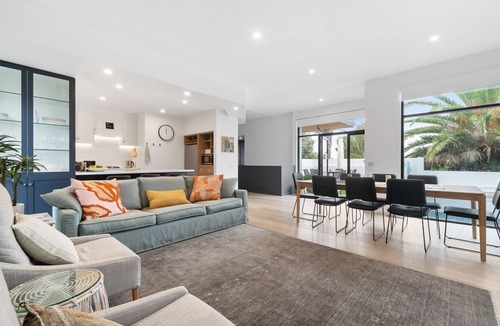 Mornington House | Sunset Seaside Sanctuary