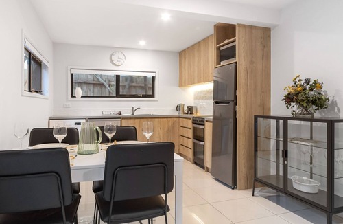 Mornington House | Sunset Seaside Sanctuary