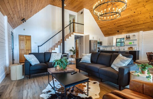 Mundleville Cabin | Sunset Shore Lodge. Pet friendly, Richibucto River