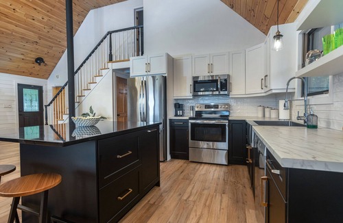 Mundleville Cabin | Sunset Shore Lodge. Pet friendly, Richibucto River