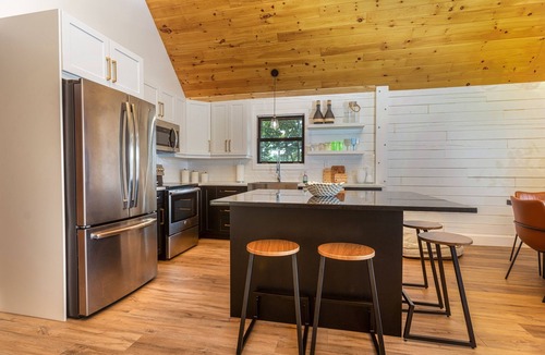 Mundleville Cabin | Sunset Shore Lodge. Pet friendly, Richibucto River