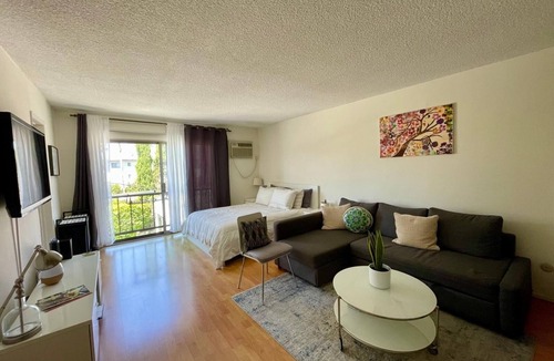 West Hollywood Apartment | Sunset Studio Retreat