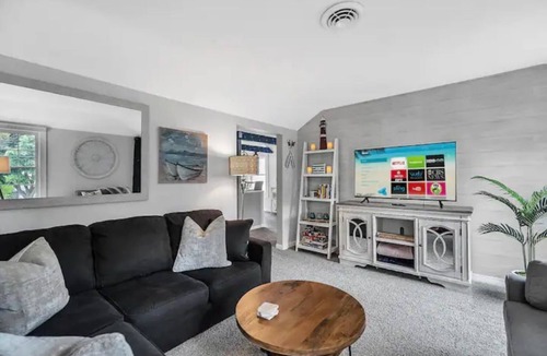 Willobee On The Lake House | Sunset Suite
