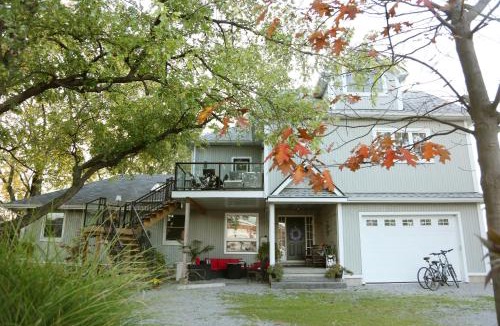 Virgil House | Sunset Suites in Niagara Wine Country