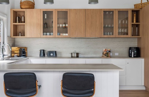 Avoca Beach House | "Sunset Valley Views" – Close to Beach