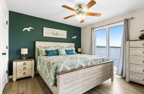 Kimberling City House | Sunset View at Anchor's Point - Lakefront Stay for 8 with Private Balcony
