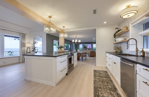 Earlville House | Sunset View Oasis Waterfront w Hot Tub