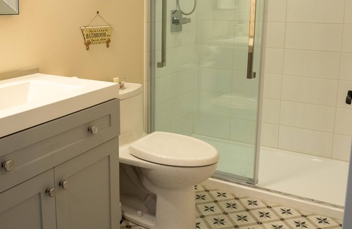 Cressy Apartment | Sunset View-waterfront stay PEC