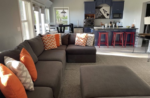 North Salt Lake House | Sunset Views! Indoor Sport Court, Pool table, Golf Course, 12 min to downtown