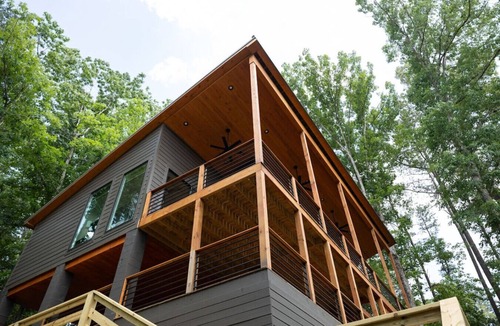 Arley House | Sunset Views-Modern Lake Retreat