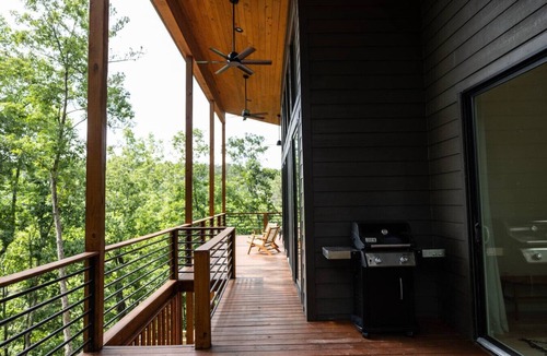 Arley House | Sunset Views-Modern Lake Retreat