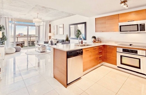 Midtown Condo | ☀ Sunset Views Pristine Rooftop Pool & Lounge Chic MIA Parking Included