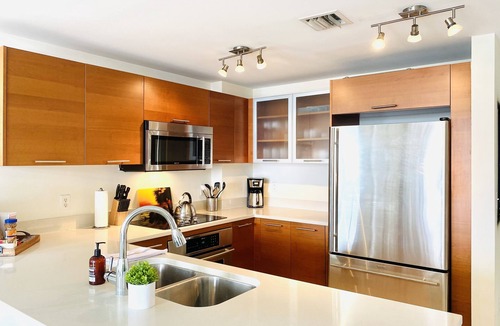 Midtown Condo | ☀ Sunset Views Pristine Rooftop Pool & Lounge Chic MIA Parking Included