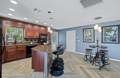 Eight Lakes House | Sunset villa downtown Cape Coral