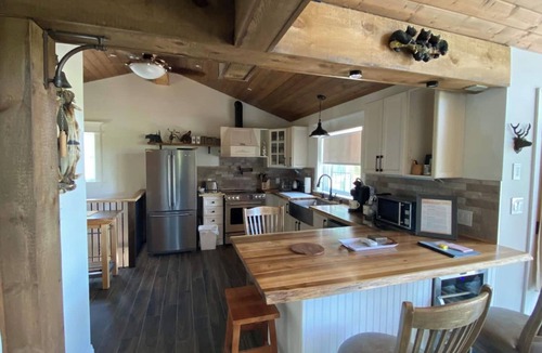 South Bruce Peninsula Cottage | Sunset Villa | Gym and Cozy Retreat