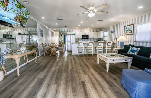 Sunset Reef Condo | Sunset Villas 3 Million $ VIEWS|2 Balconies|BBQ|pool|Beachfront