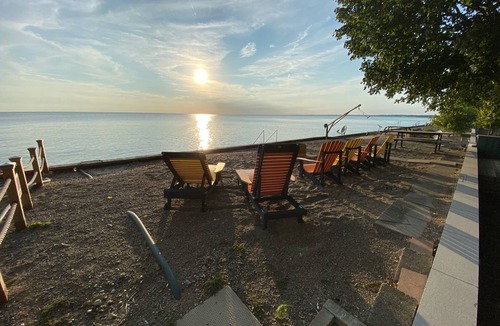 Leamington House | Sunsets by the Bay - Your Waterfront Oasis