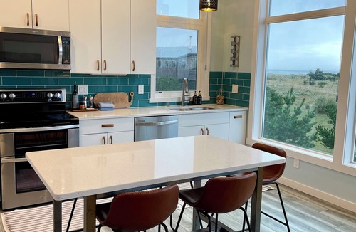 Grayland House | Sunsets, Ocean Views + Beach Path!