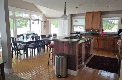 Maple City House | Sunsets on Big Glen Lake w/kayaks, firepit, tennis court sleeps 8, dock