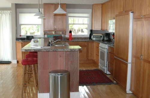 Maple City House | Sunsets on Big Glen Lake w/kayaks, firepit, tennis court sleeps 8, dock