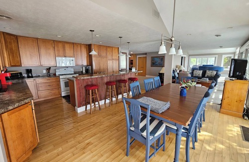 Maple City House | Sunsets on Big Glen Lake w/kayaks, firepit, tennis court sleeps 8, dock