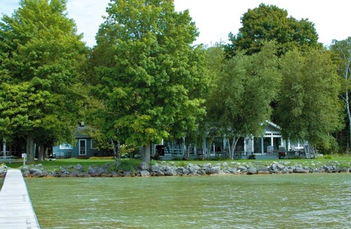 Maple City House | Sunsets on Big Glen Lake w/kayaks, firepit, tennis court sleeps 8, dock