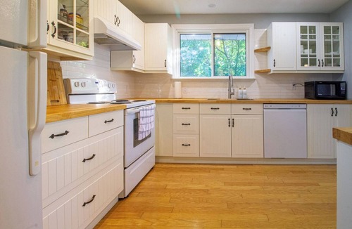 Scugog Cottage | Sunsets on Scugog - Three Bedroom Cottage, Sleeps 8