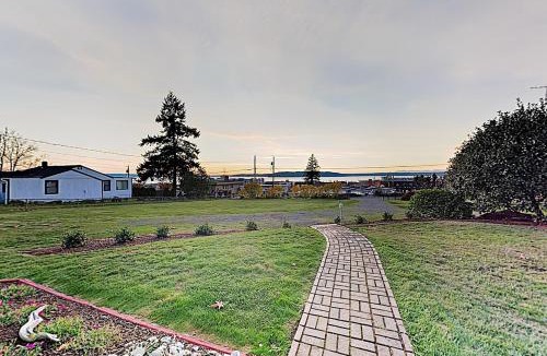 Des Moines House | Sunsets over Sound